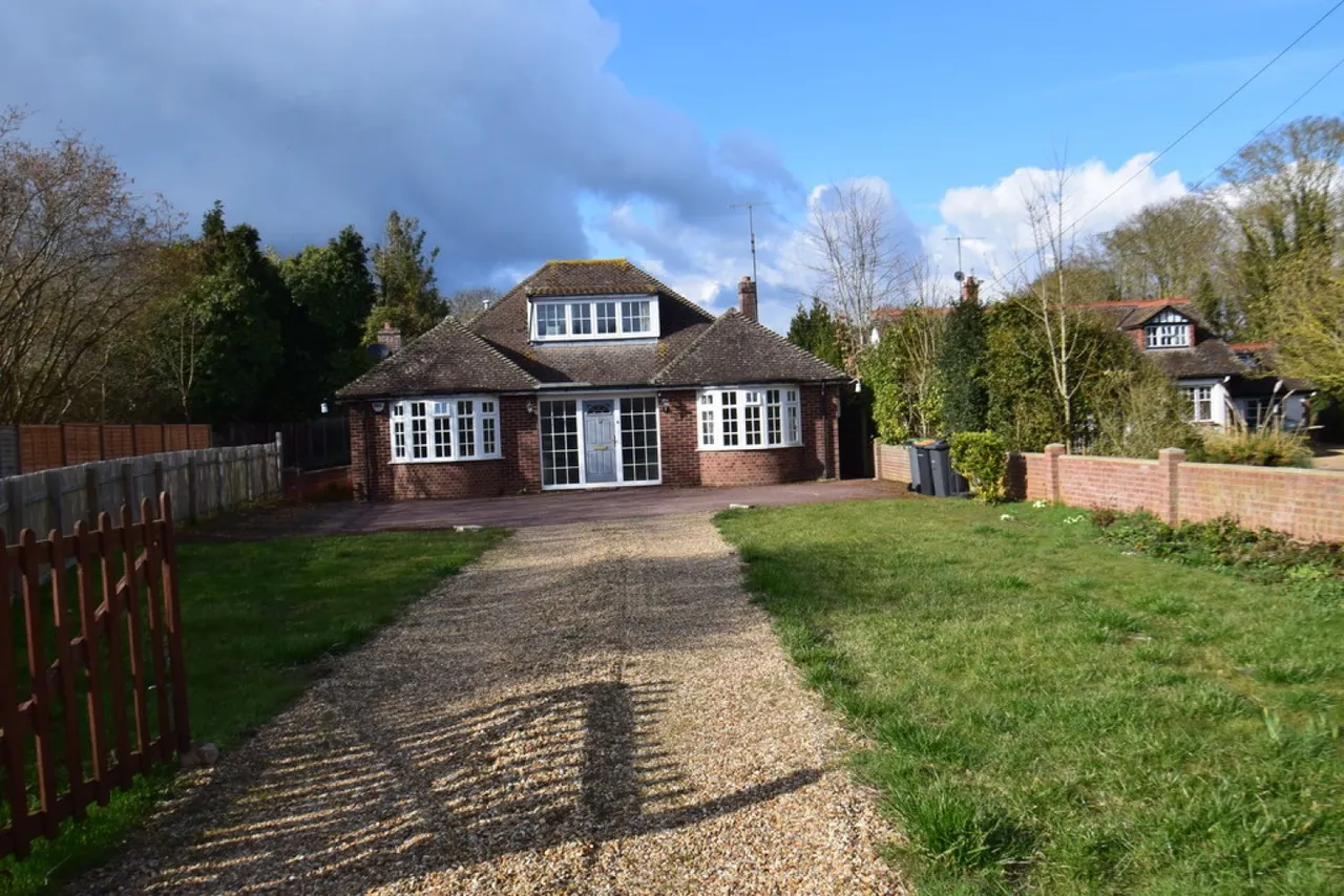4 bed house to rent — Stagsden Road, Bromham, Bedford