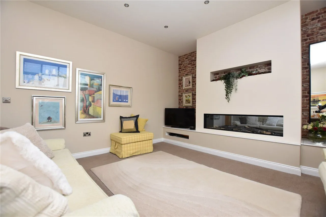 Kirkgate, Birstall, WF17, photo 13
