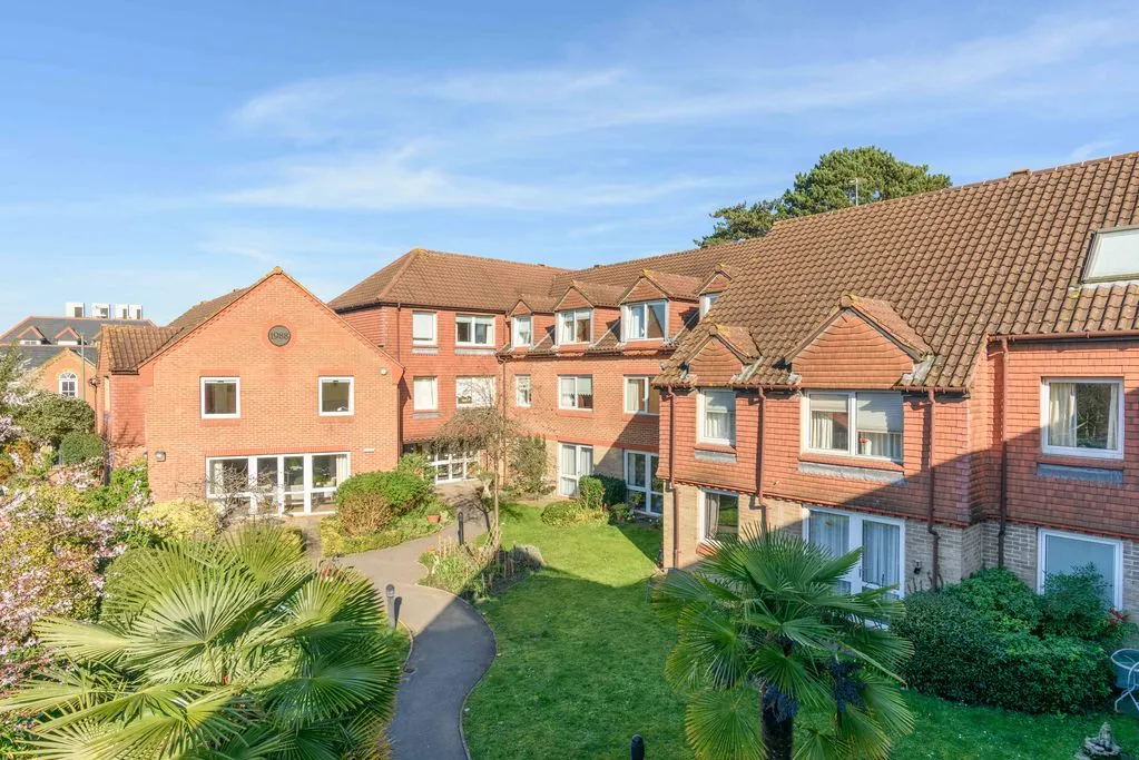 Springfield Meadows, Weybridge KT13 8BE, photo 9