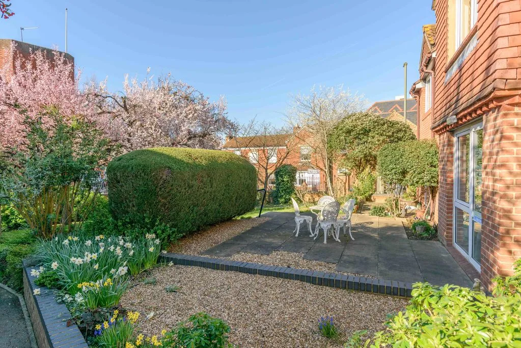 Springfield Meadows, Weybridge KT13 8BE, photo 3