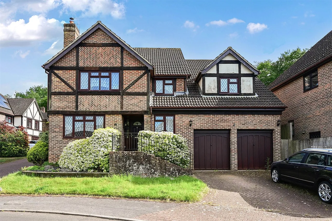 5 bed house for sale — Catesby Gardens, Yateley, Hampshire, GU46 6FQ