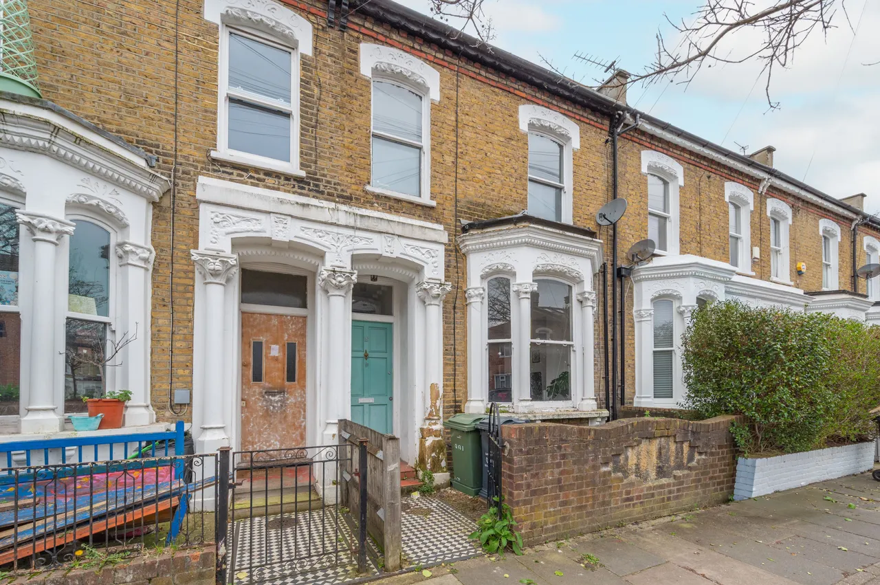 4 bed house to rent — 18 Rattray Road, London