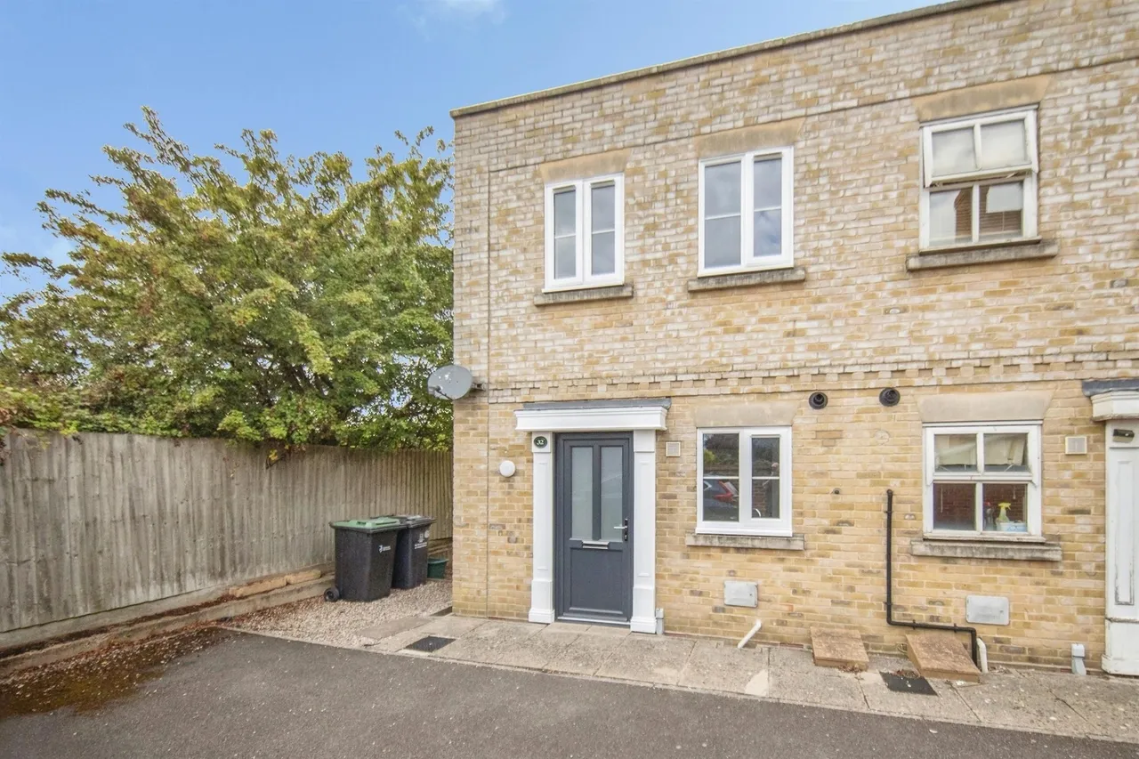 2 bed house for sale — Mascot Square, Colchester