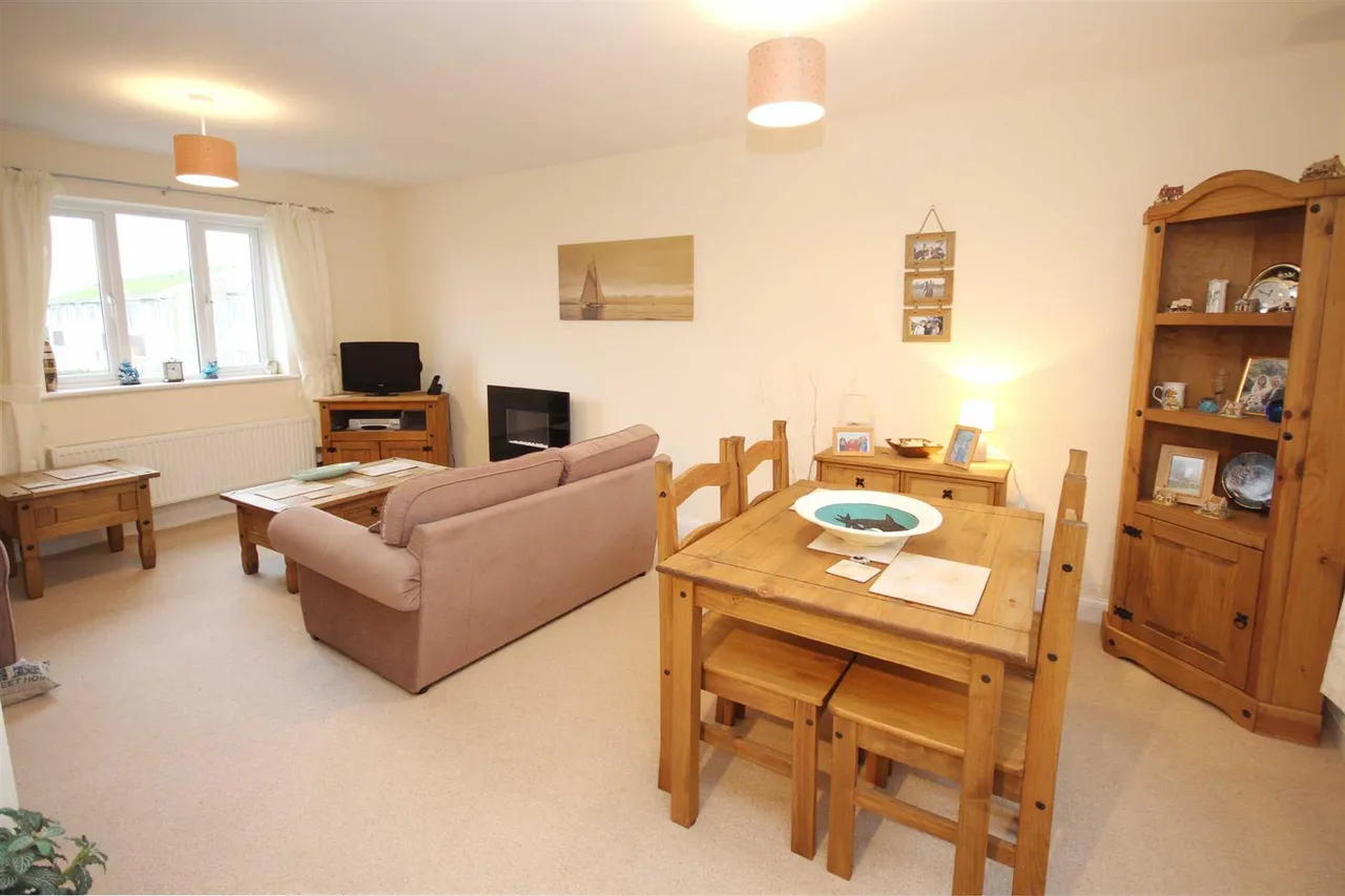 Pavilions Close, Furzeham, photo 11
