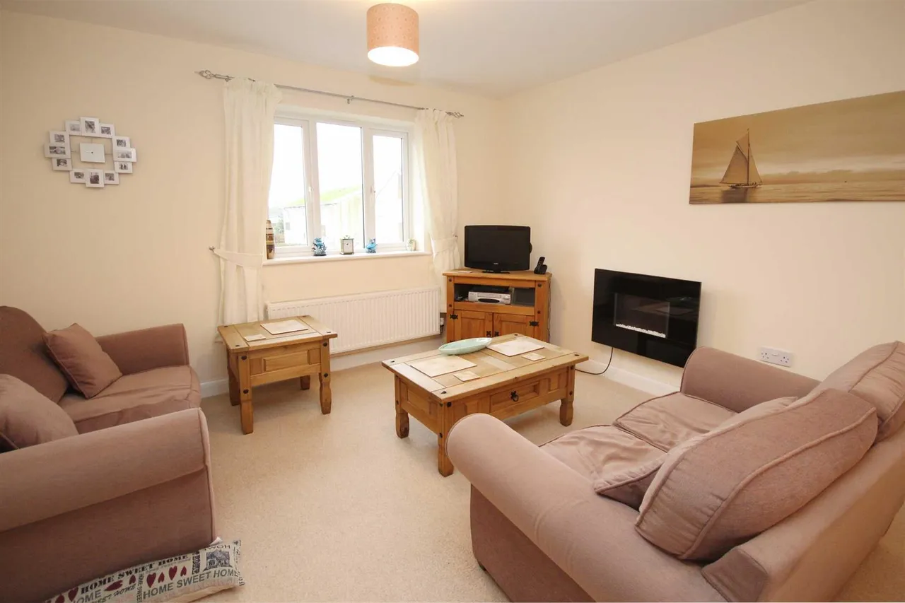 Pavilions Close, Furzeham, photo 4