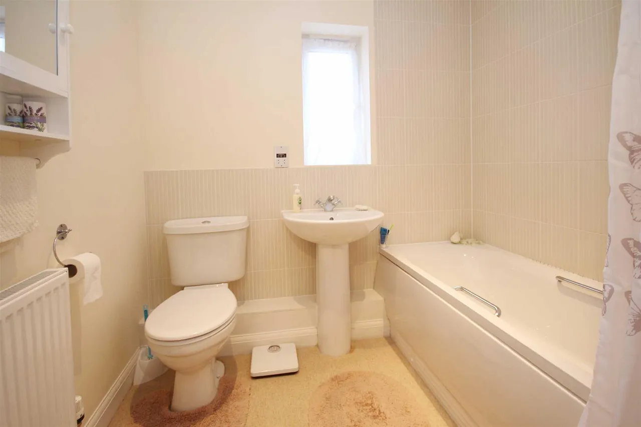 Pavilions Close, Furzeham, photo 7