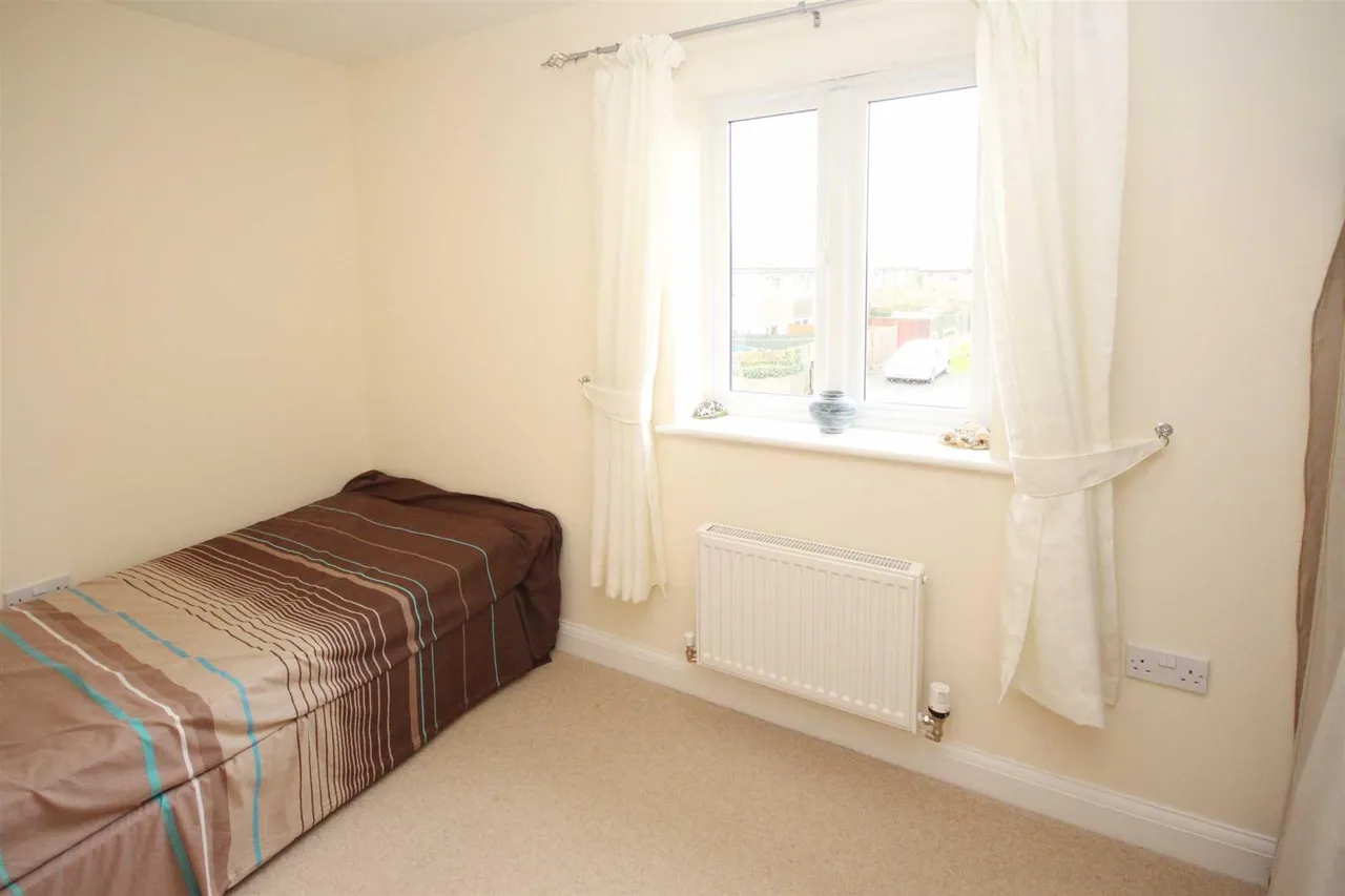 Pavilions Close, Furzeham, photo 8