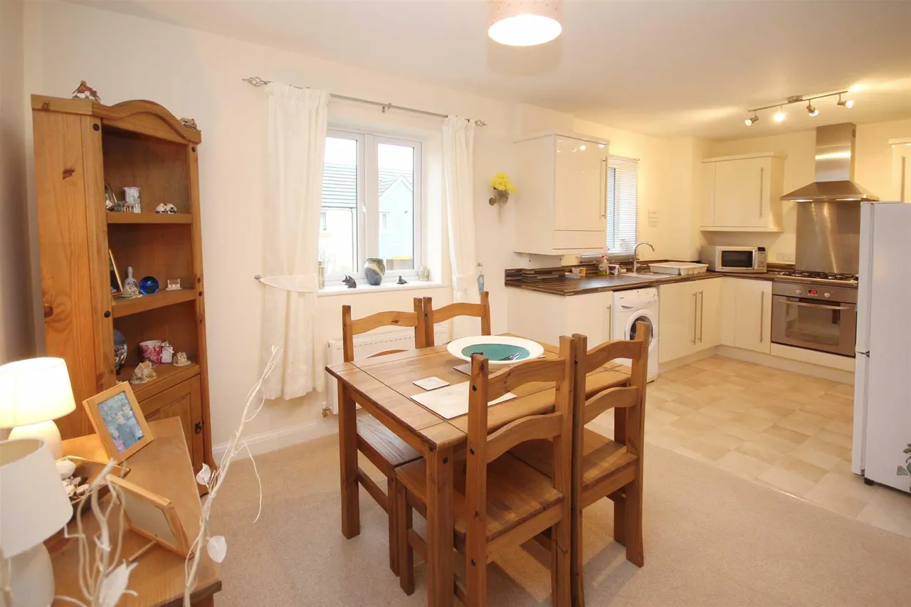 Pavilions Close, Furzeham, photo 5