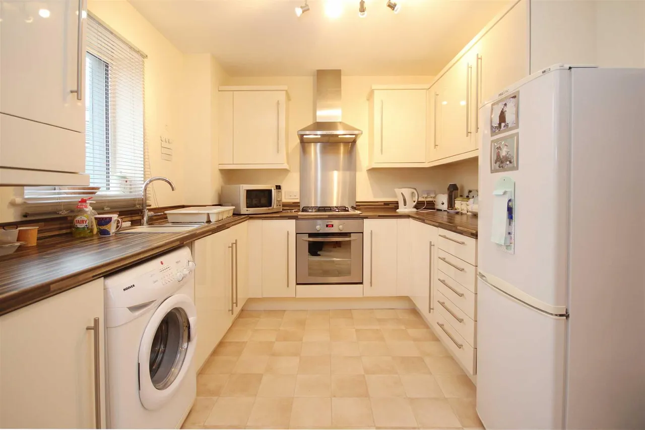 Pavilions Close, Furzeham, photo 3