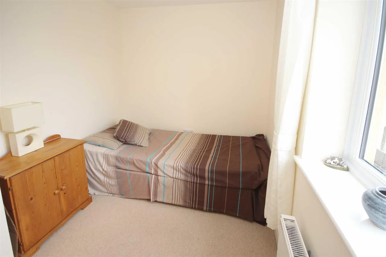 Pavilions Close, Furzeham, photo 9