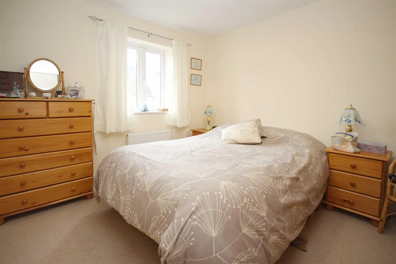 Pavilions Close, Furzeham, photo 6