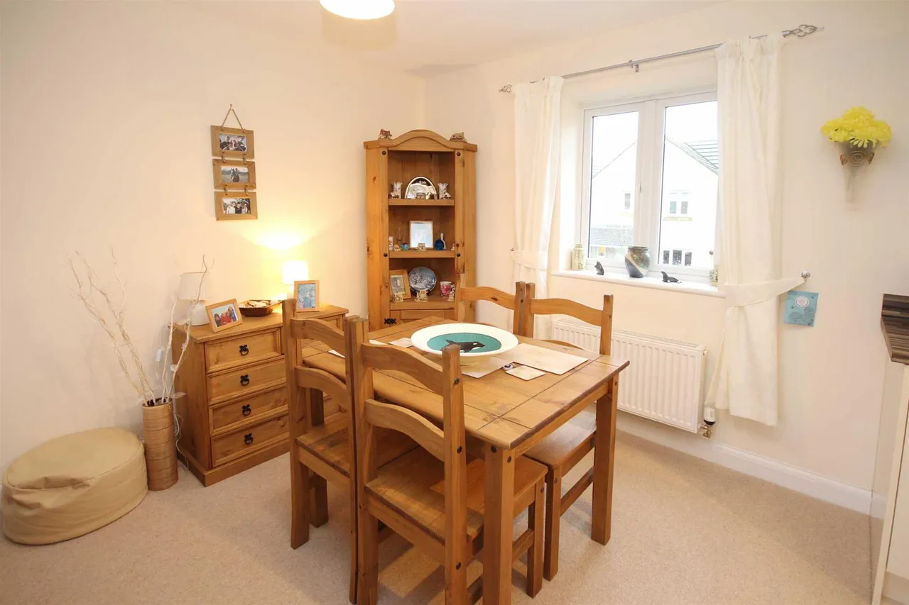 Pavilions Close, Furzeham, photo 10