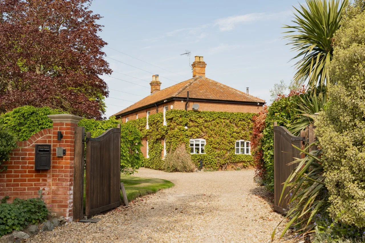 Bramerton Lane, Framingham Pigot, Norwich, Norfolk, NR14 7QE, photo 11