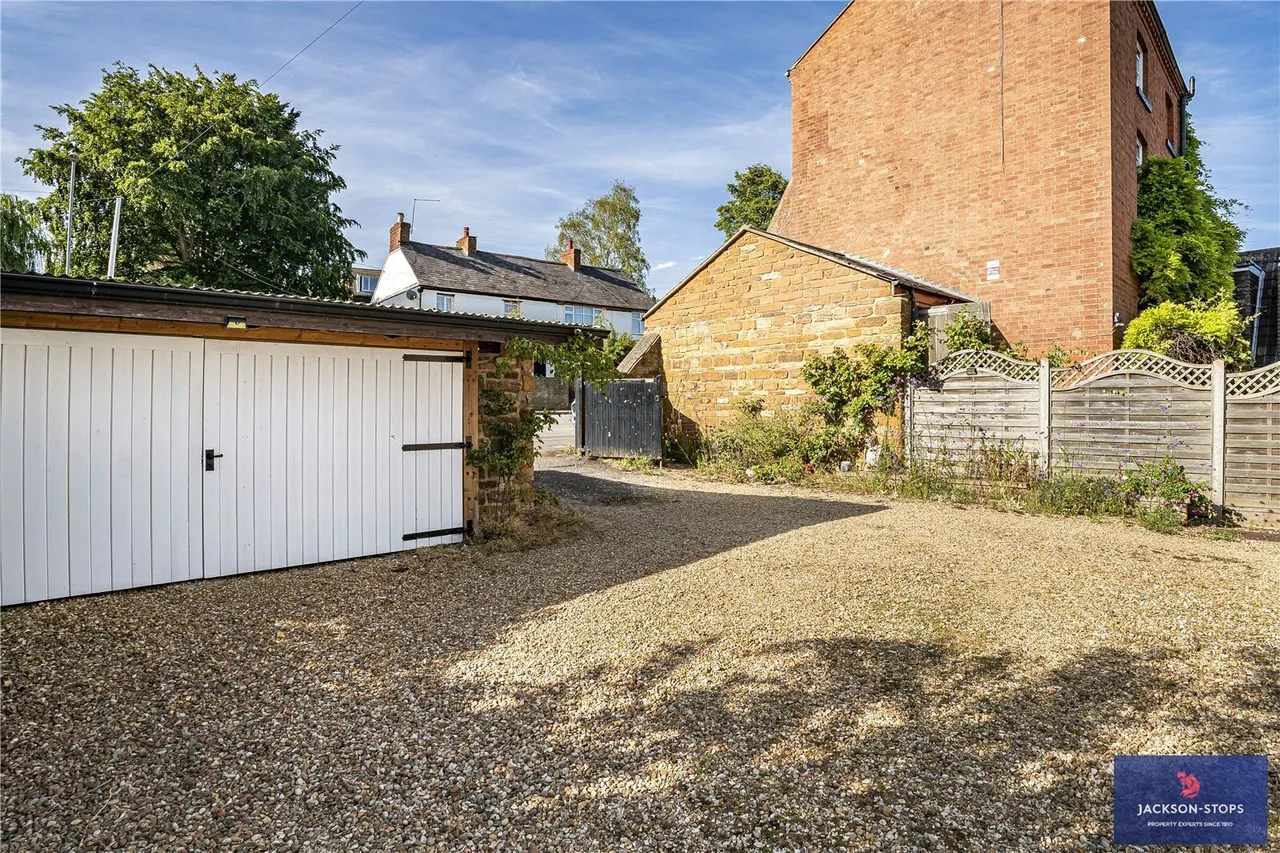 High Street, Flore, NN7, photo 29