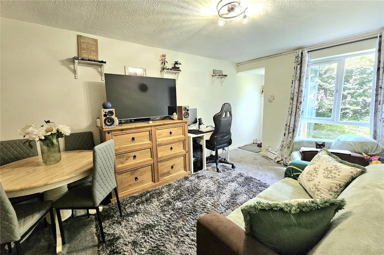 Burdock Close, Lightwater, Surrey, GU18 5YP, photo 4