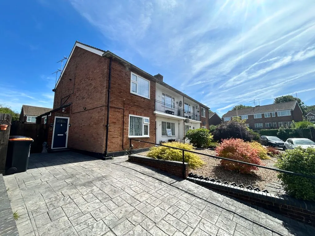 2 bed flat for sale — Oakwell Close, Dunstable LU6 2PY