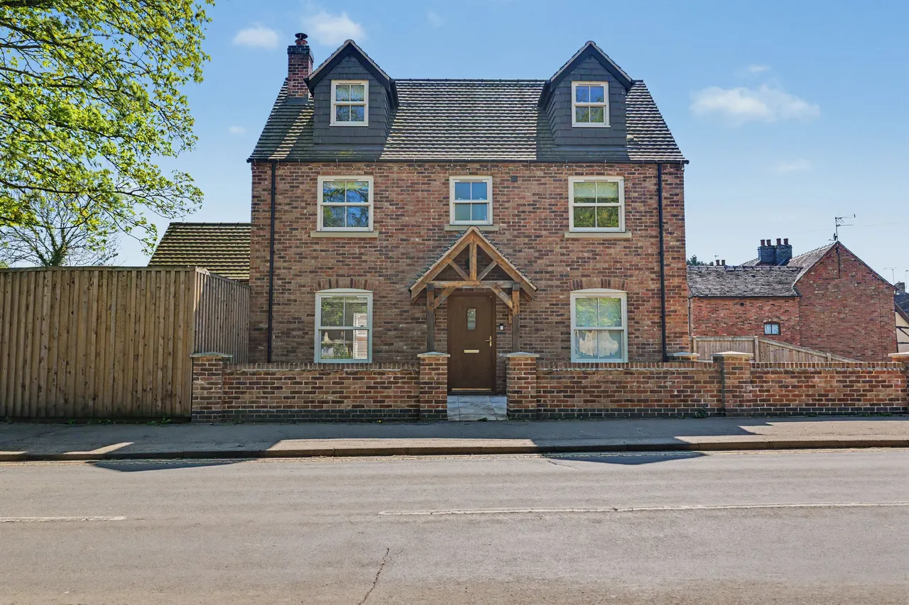 5 bed house for sale — School Road, Bulkington, CV12
