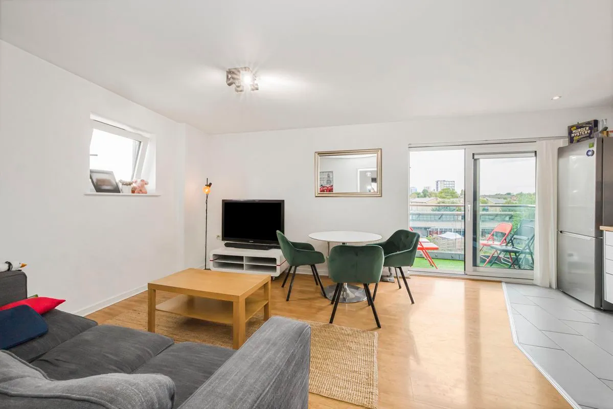 2 bed flat for sale — 681 Commercial Road, London, E14 7LG