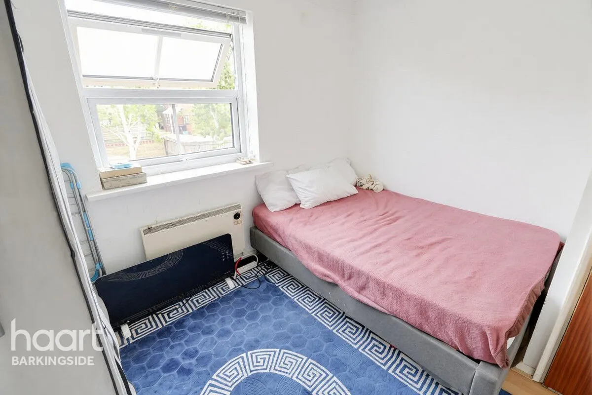 Maple Close, Hainault, IG6, photo 4
