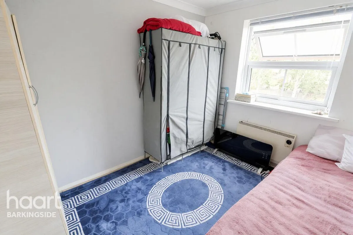 Maple Close, Hainault, IG6, photo 5
