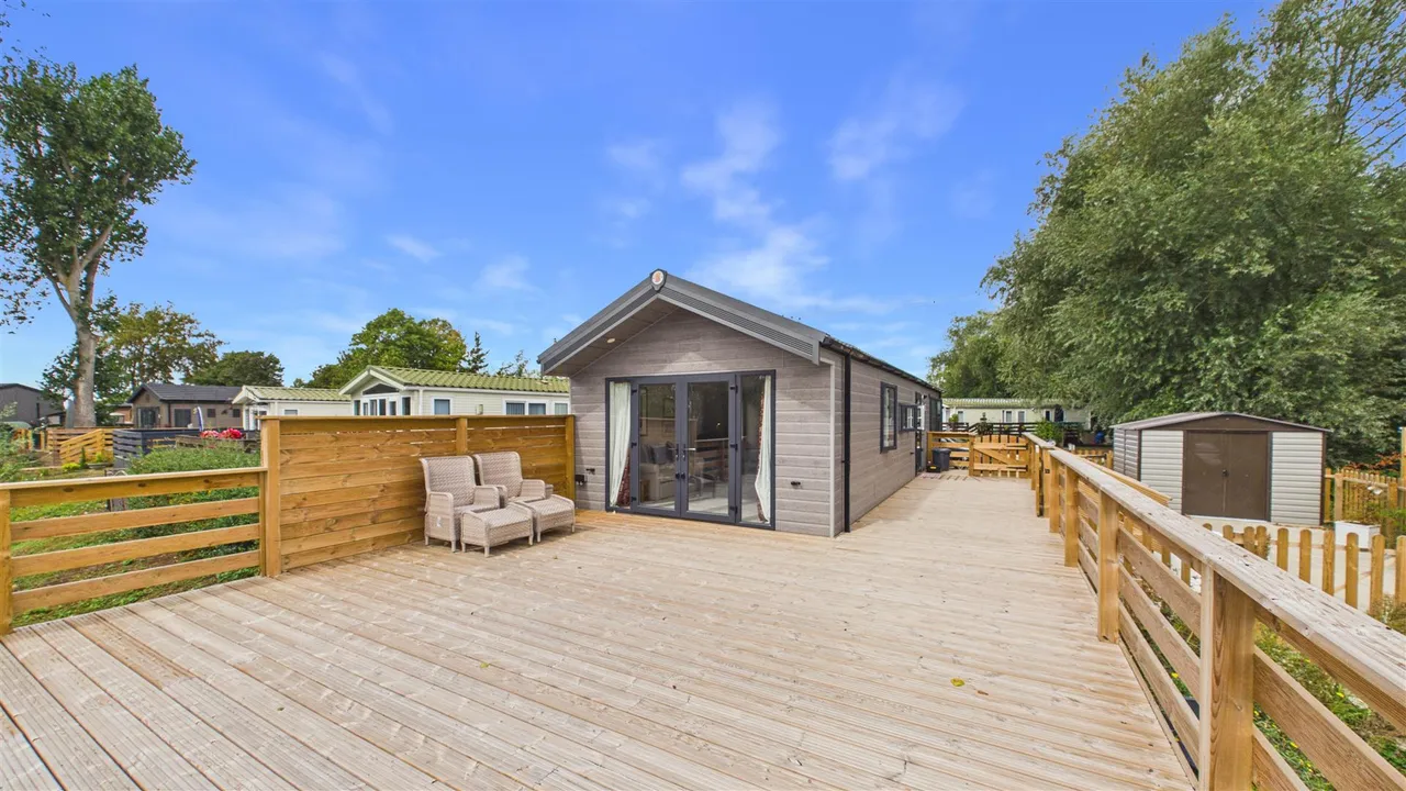 2 bed park home for sale, East Bank, Tallington Lakes