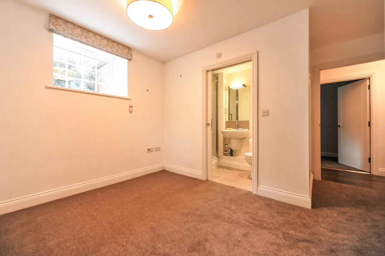 Queens Reach, East Molesey, KT8, photo 5