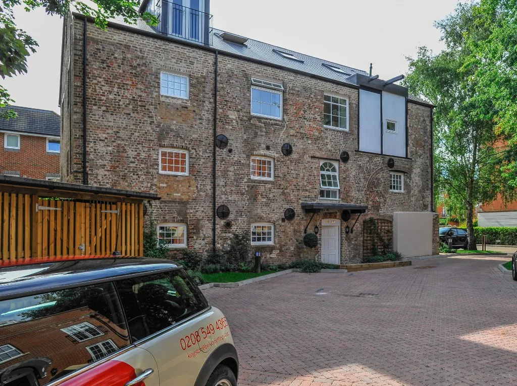 2 bed flat to rent, Queens Reach, East Molesey, KT8