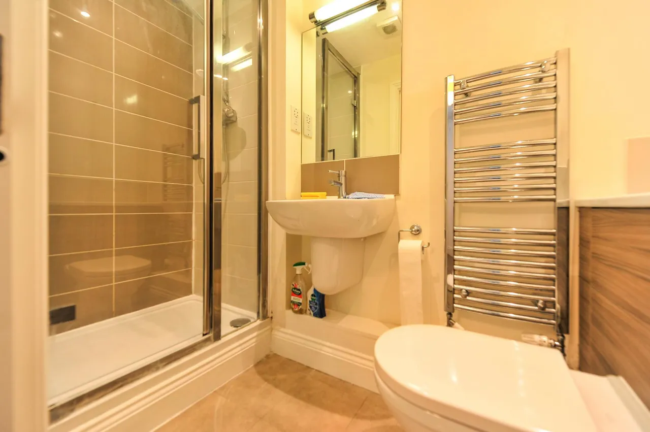 Queens Reach, East Molesey, KT8, photo 9