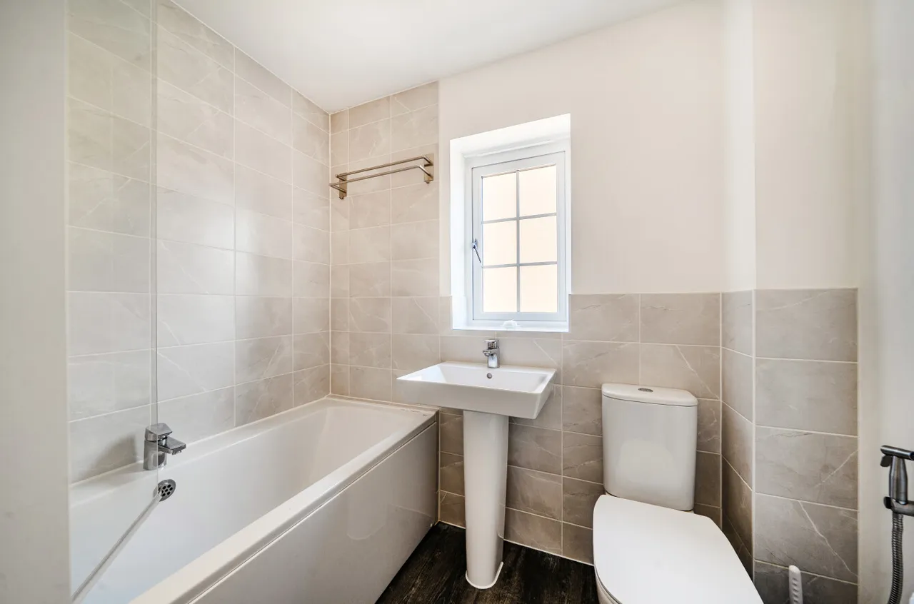 Titchener Way, Hook, RG27, photo 7