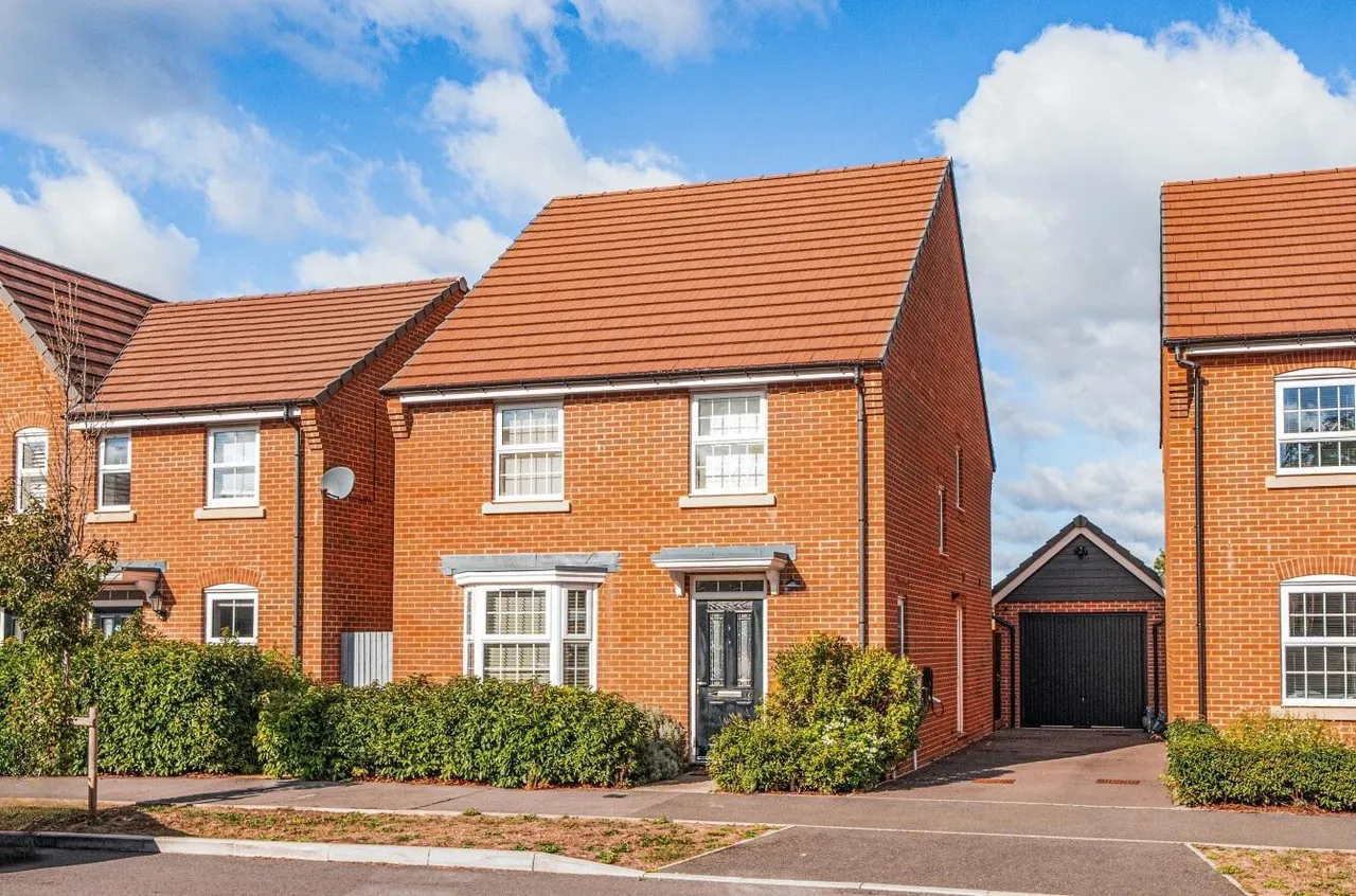3 bed house for sale, Titchener Way, Hook, RG27