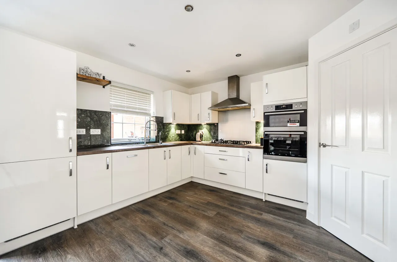 Titchener Way, Hook, RG27, photo 4