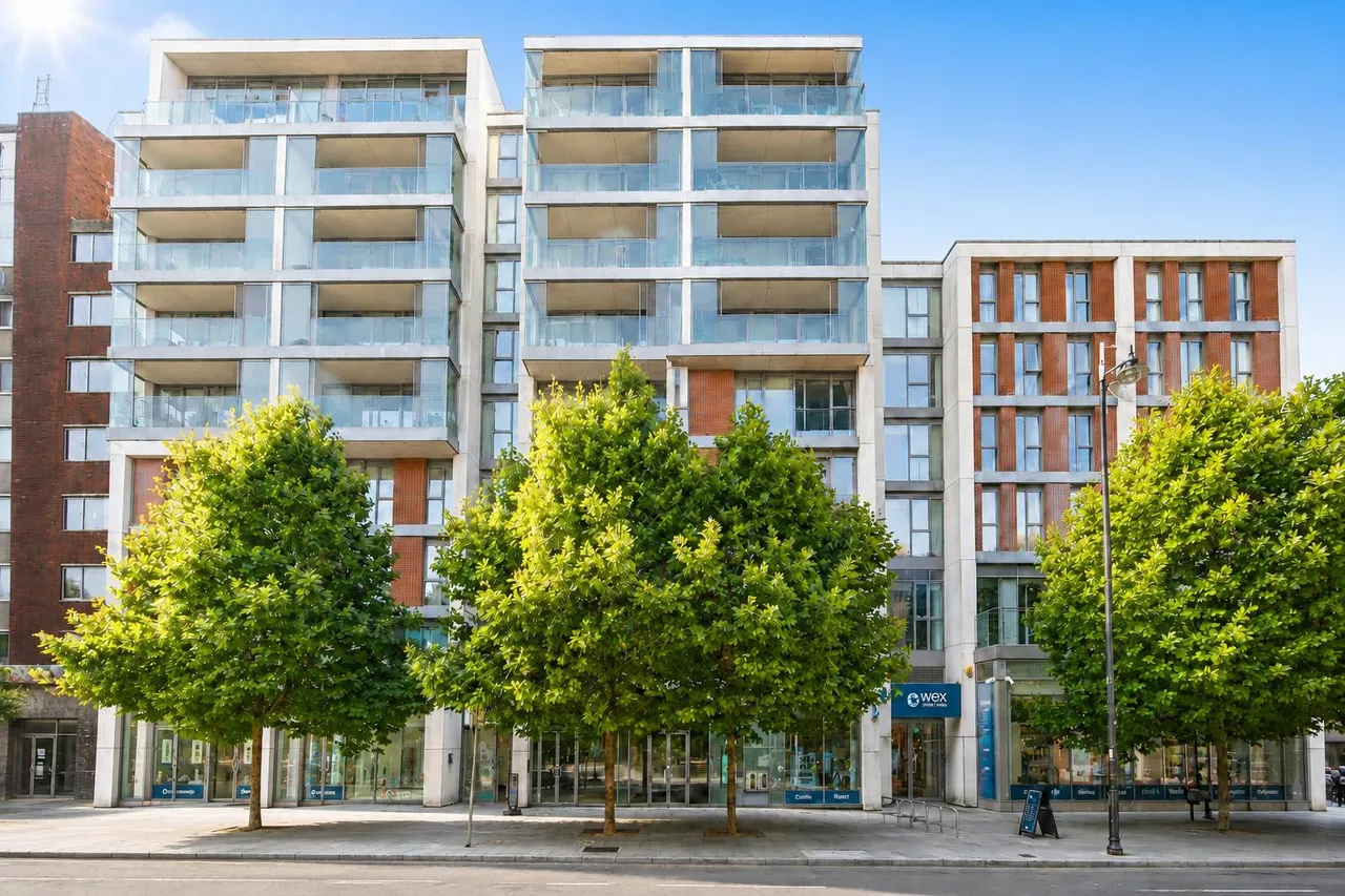 2 bed flat for sale, Upper Richmond Road, London, SW15