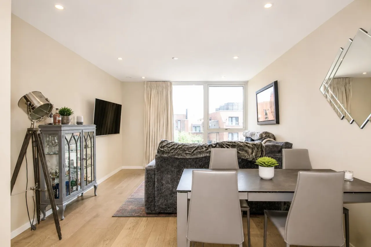 Upper Richmond Road, London, SW15, photo 2