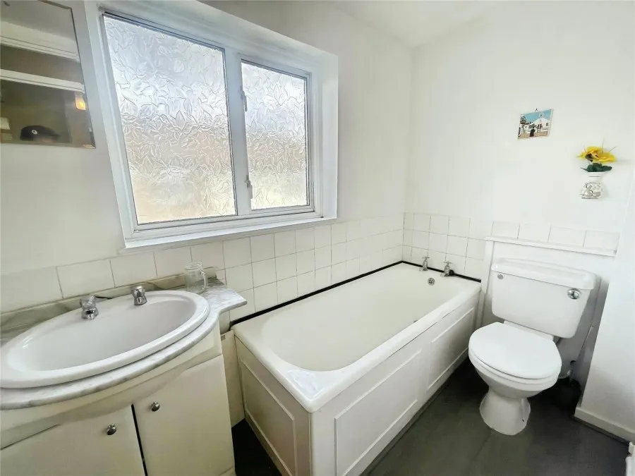 with 4 bedrooms in Harlow, CM18, photo 9