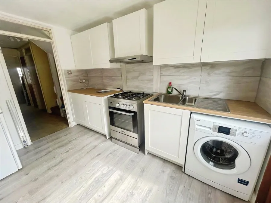 with 4 bedrooms in Harlow, CM18, photo 5