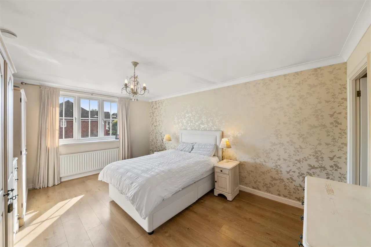 Holm Grove, Hillingdon, photo 6