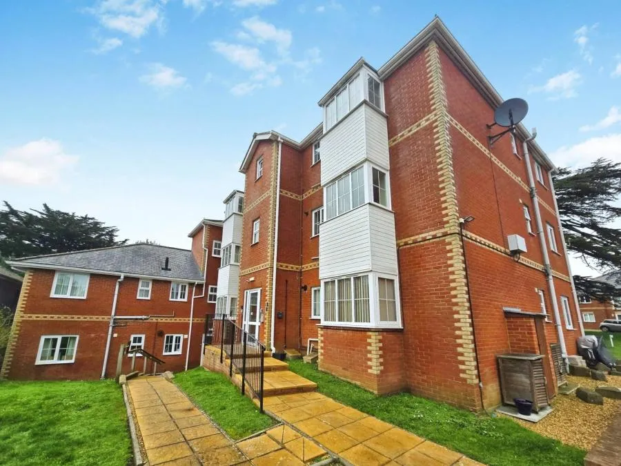 2 bed flat for sale, Brookside Close, Freshwater, PO40
