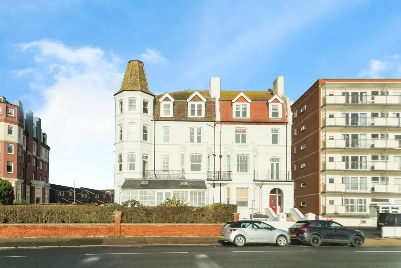 2 bed flat for sale — The Links, Bexhill-On-Sea