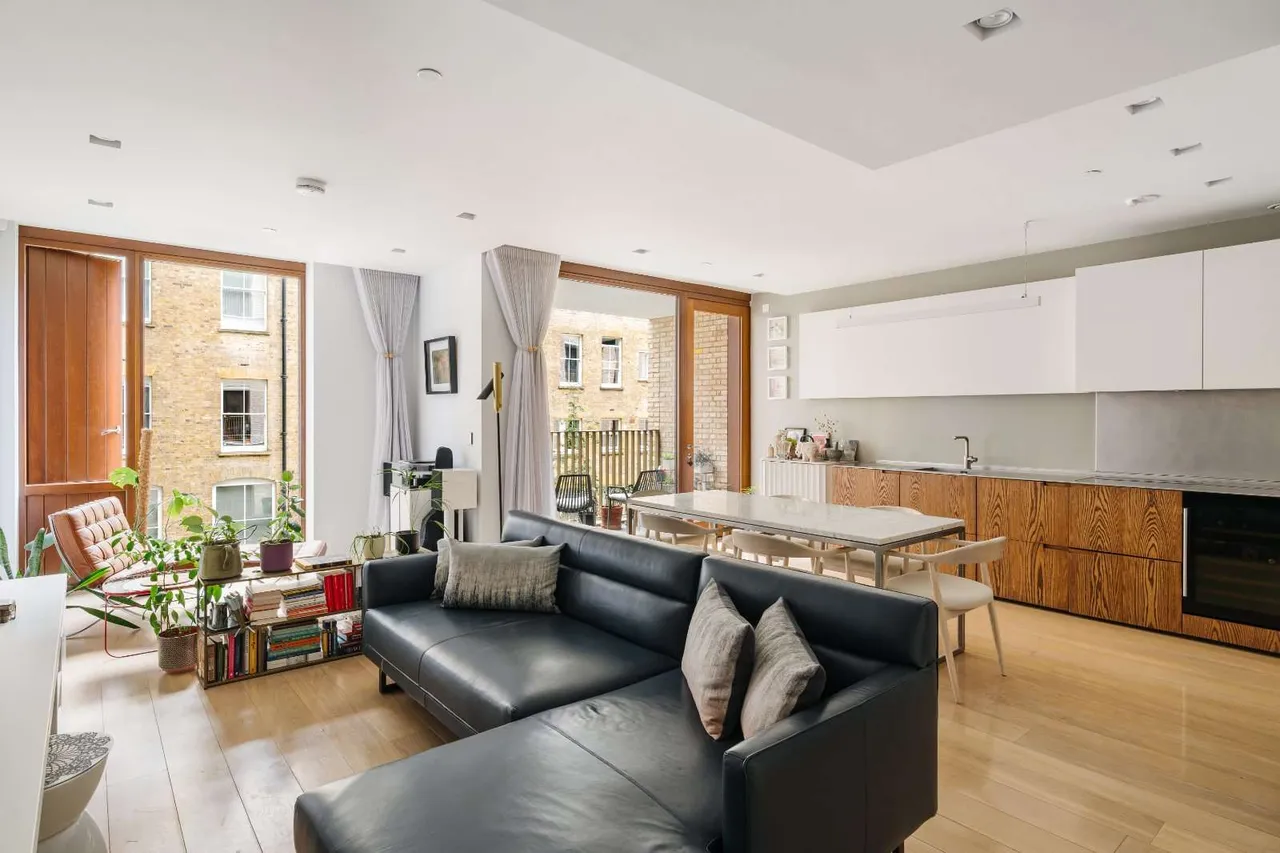 2 bed flat for sale — Bartholomew Close, London, EC1A 7BF
