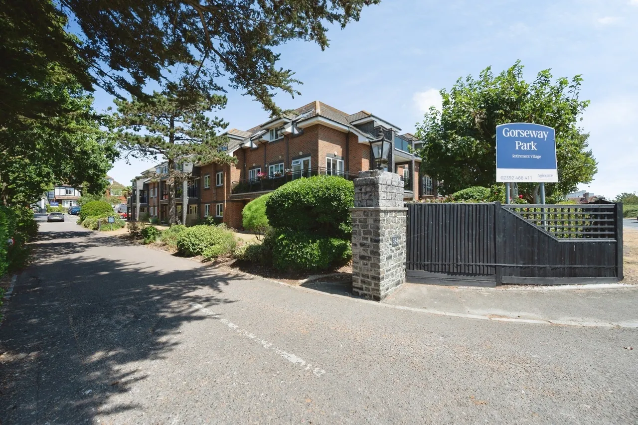 2 bed flat for sale, Sea Front, Hayling Island, PO11