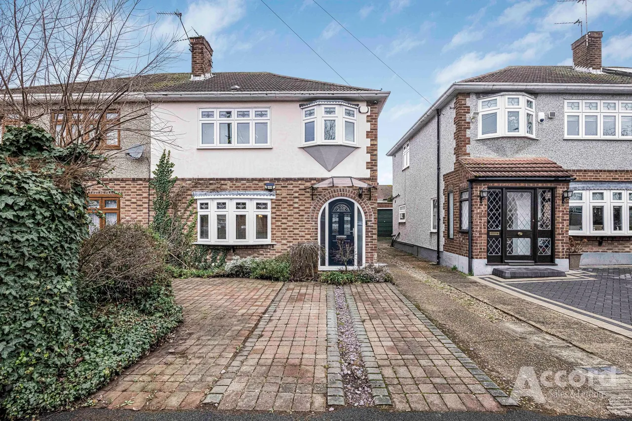 3 bed house for sale — Esk Way, Romford, RM1