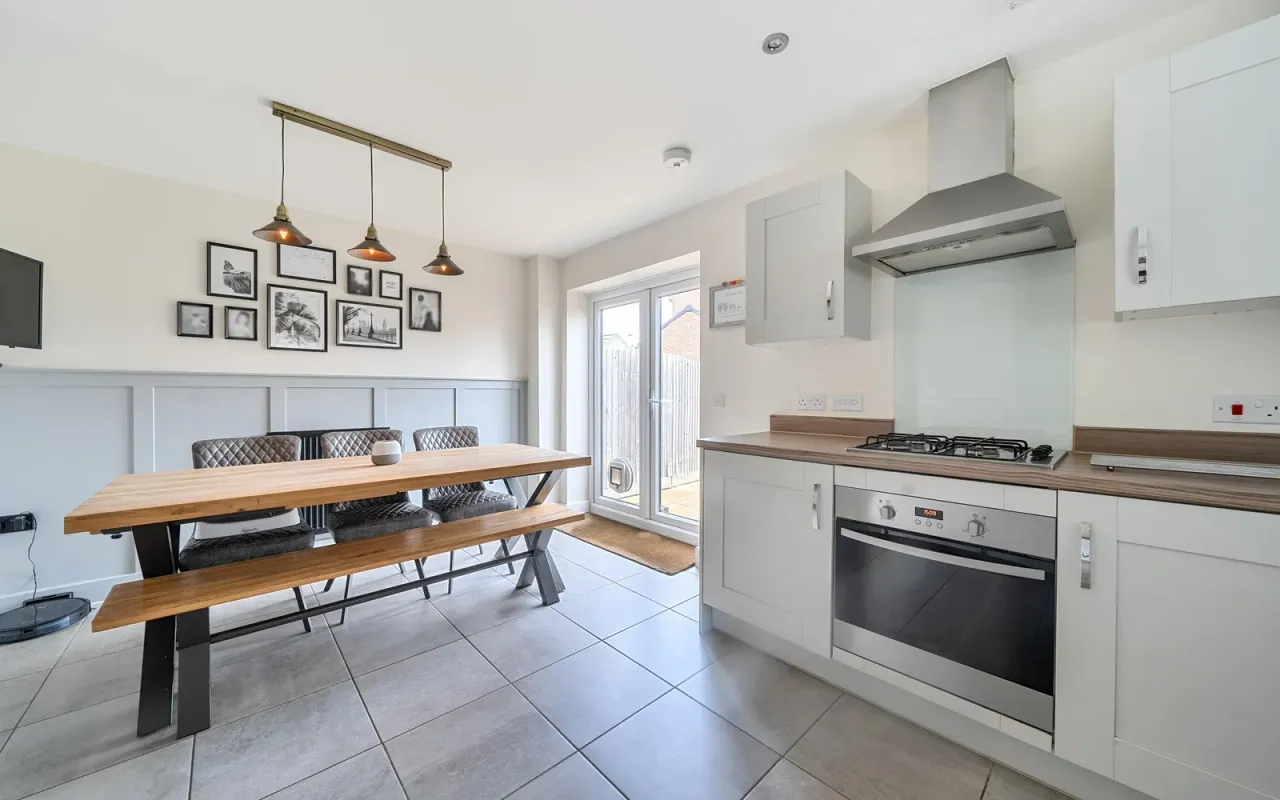 3 bed property for sale — Sutherland Lane, Bedford