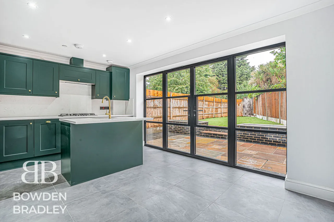 Tomswood Hill, Hainault, IG6, photo 12