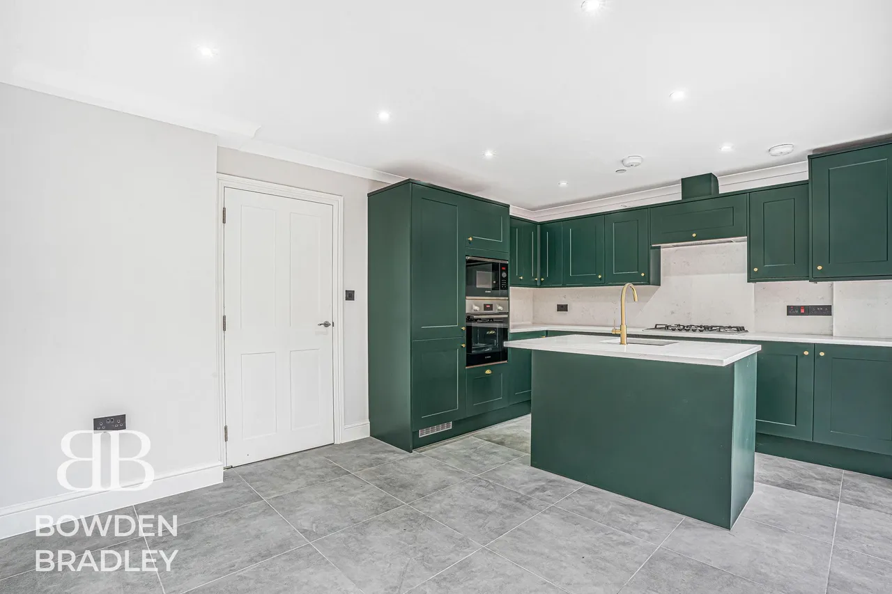 Tomswood Hill, Hainault, IG6, photo 44