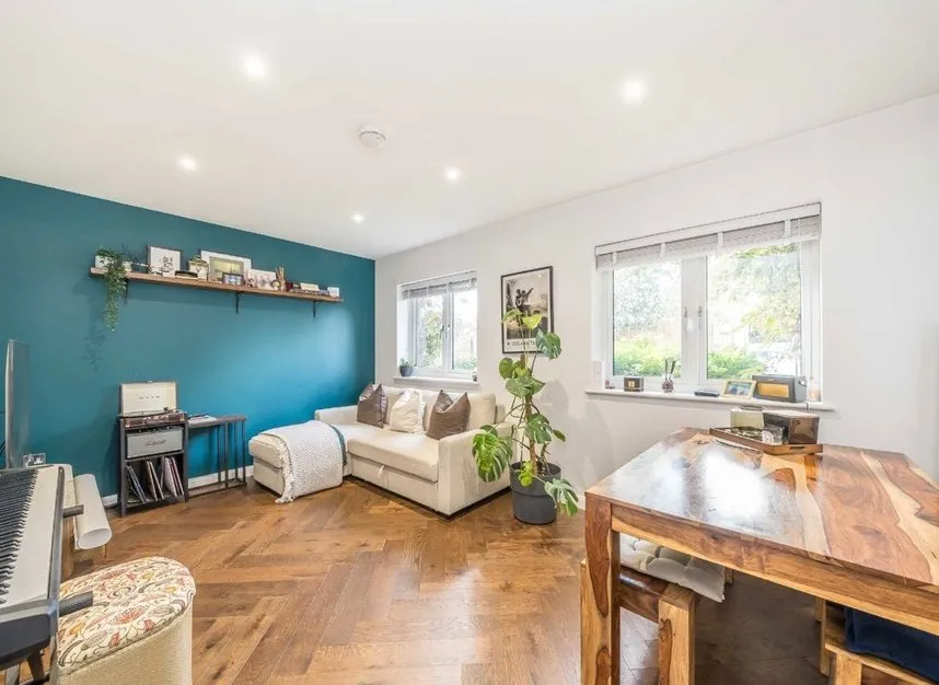 Peregrine Road, Sunbury-On-Thames, TW16, photo 2