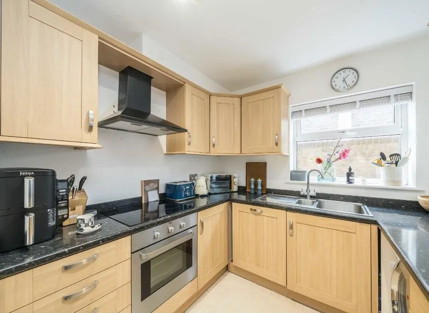 Peregrine Road, Sunbury-On-Thames, TW16, photo 5