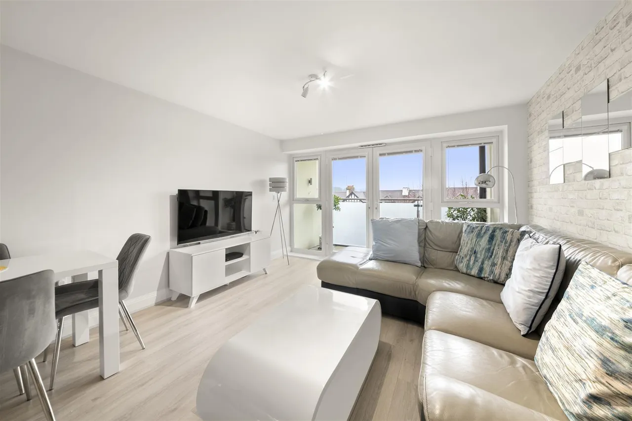 2 bed flat for sale, Perkins Gardens, Ickenham