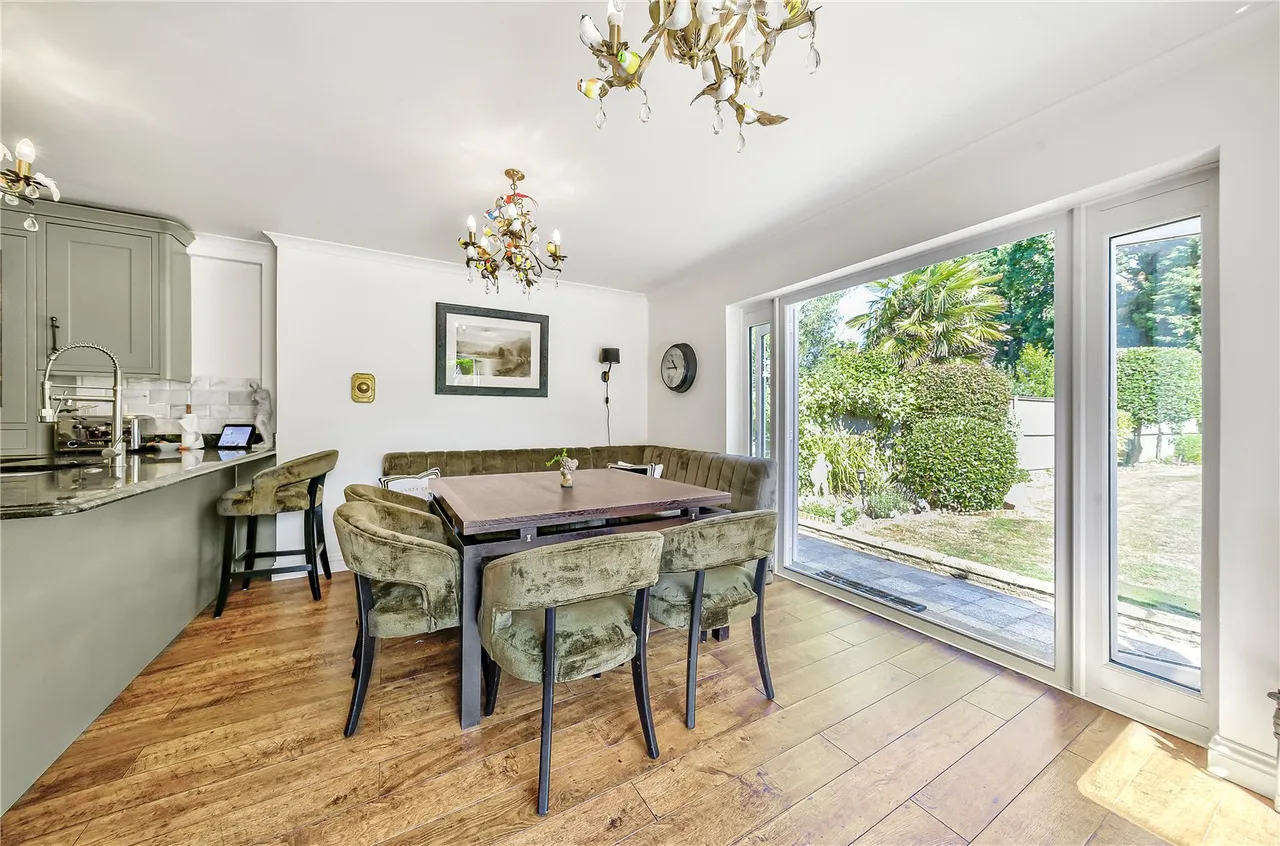 Set for family and entertaining! Cinema room, bar, photo 11