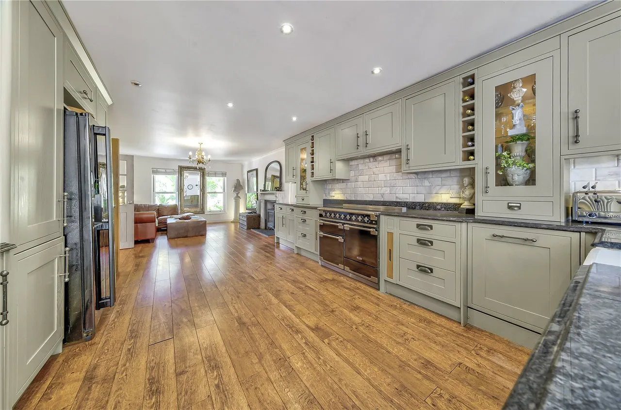 Set for family and entertaining! Cinema room, bar, photo 9