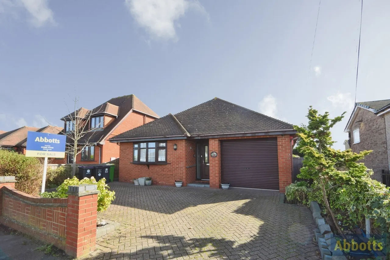3 bed house for sale — Clarence Road, Rayleigh, Essex, SS6